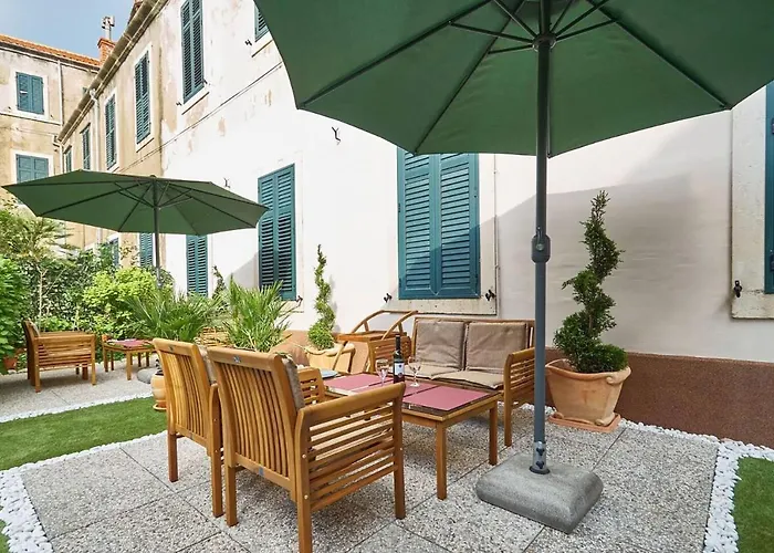 Mediteran With Garden Next To Beach And Old Town